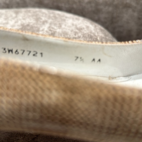 Start Weitzman short block heels size 7. 1/2 narrow - Picture 3 of 5